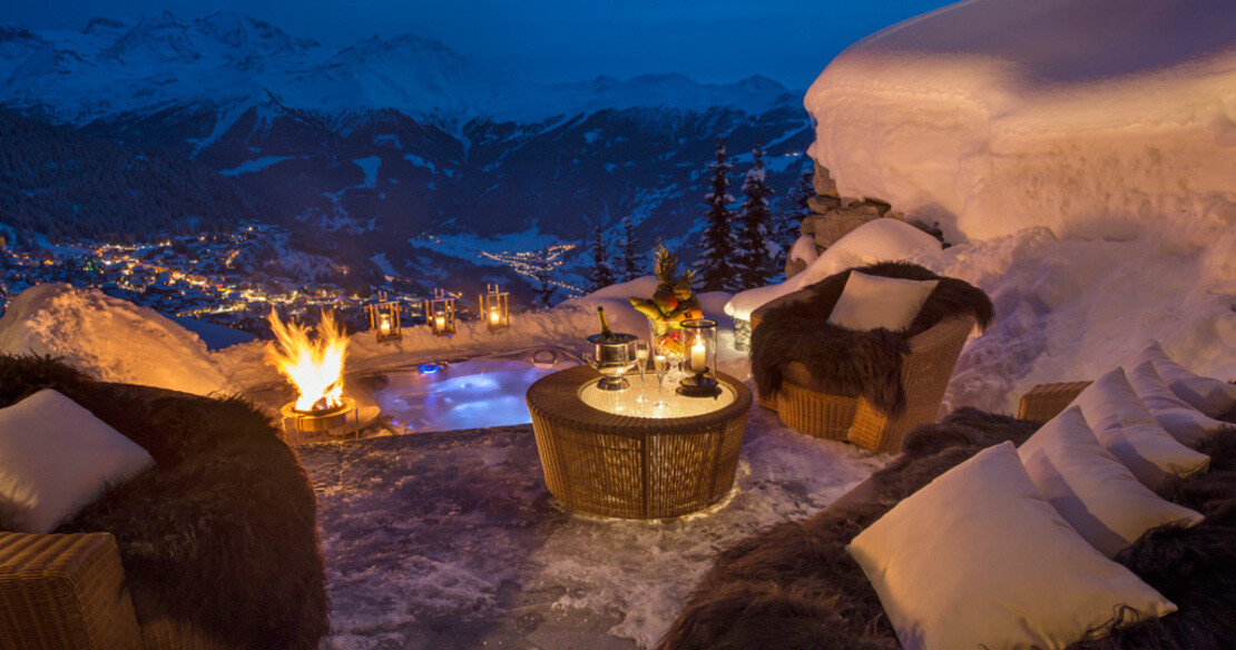 Luxury ski chalets with hot tub - and why not enjoy a glass of champagne at the same time