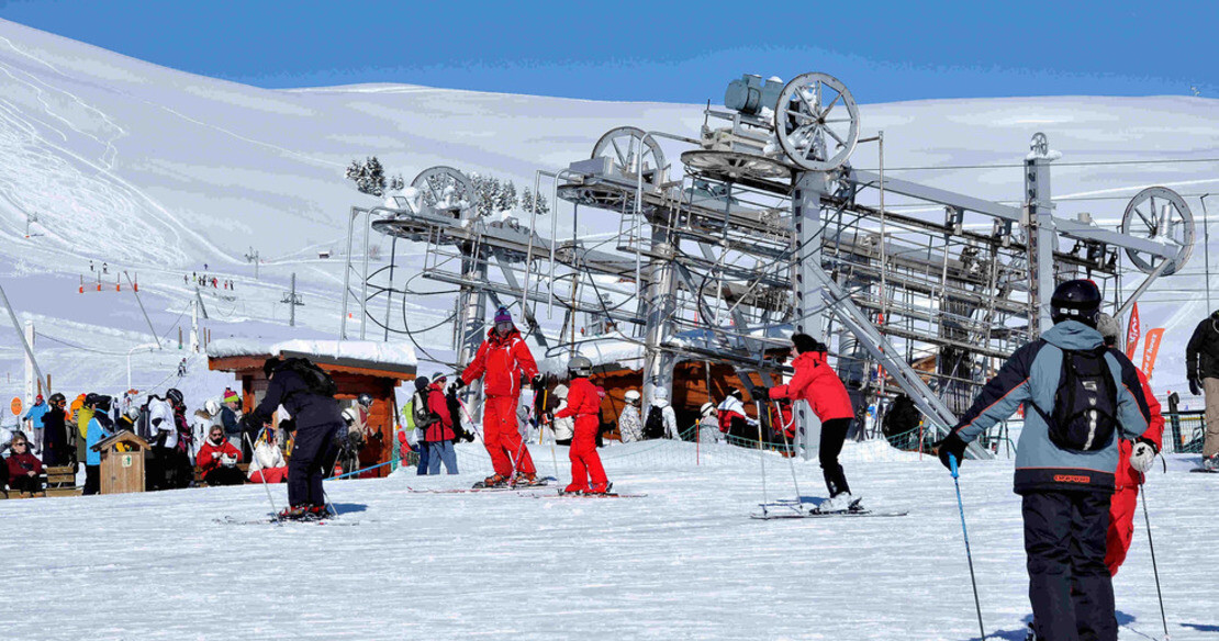 Luxury chalets in Alpe dHuez - ski school meeting point at the top of the village