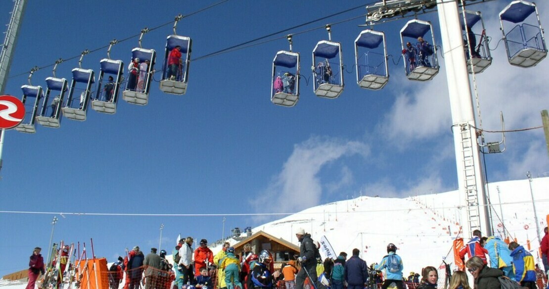 Luxury chalets in Alpe dHuez - the old yoghurt pot lift through the resort