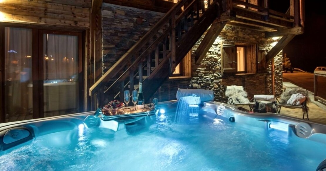 Luxury chalets in Tignes - Chalet Ambre hot tub