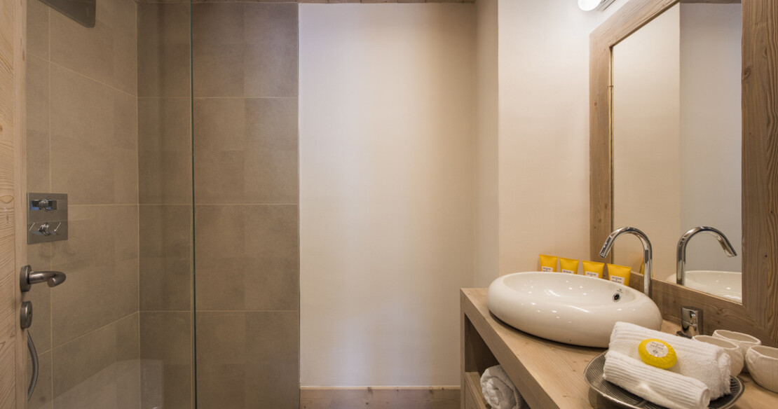 Luxury chalets in Tignes - Chalet Ambre bathroom