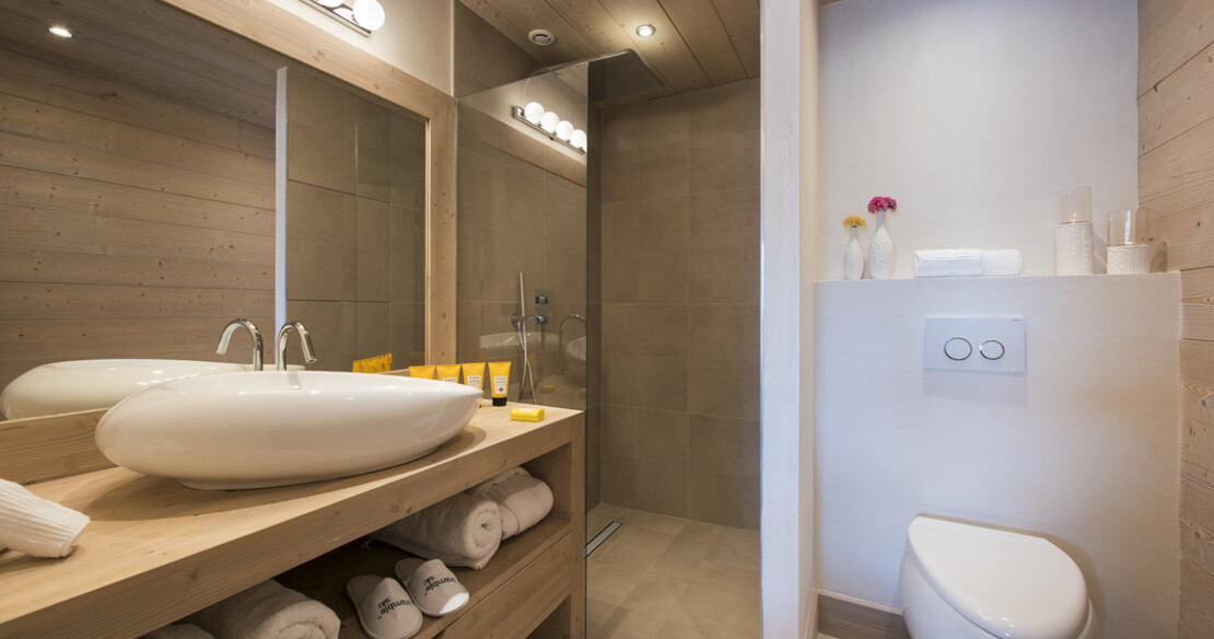 Luxury chalets in Tignes - Chalet Ambre bathroom