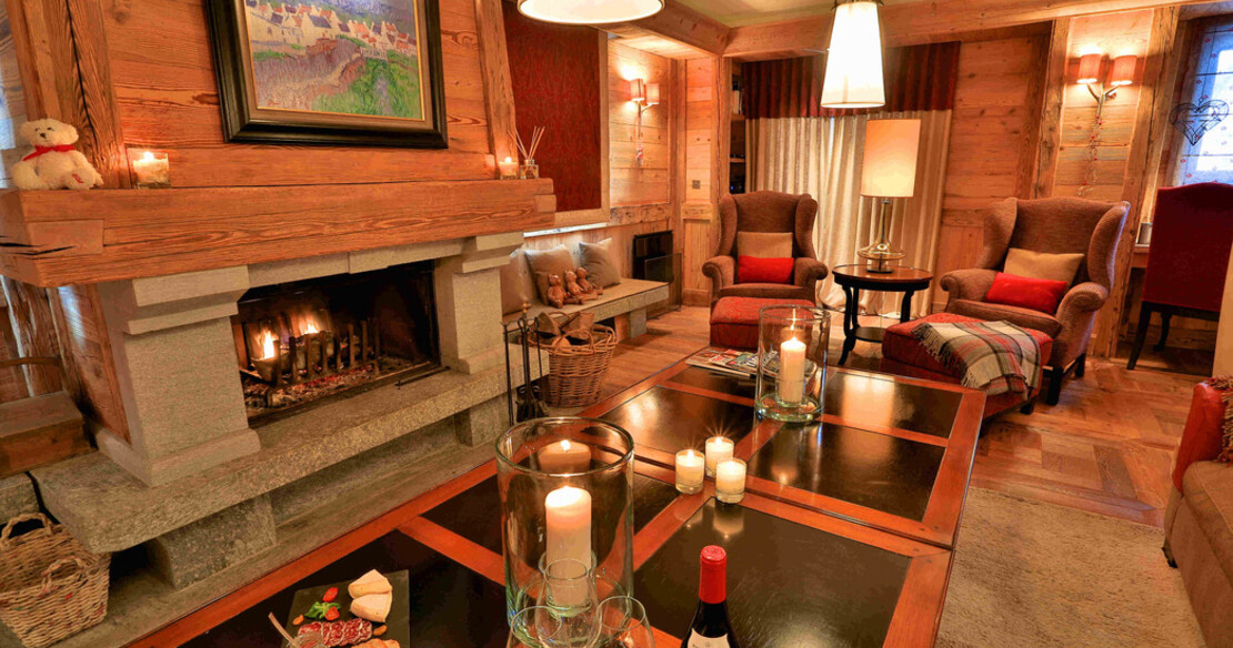 Chalet Trois Ours Meribel - canapes in front of fire