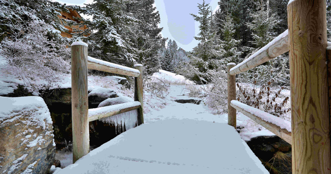 Chalet Trois Ours Meribel - bridge to and from piste