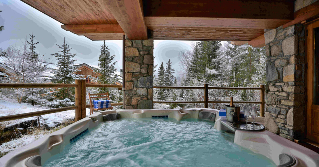 Chalet Trois Ours Meribel - hot tub