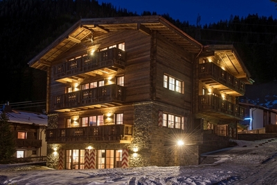 chalet eden rock supertravel - Exterior at night