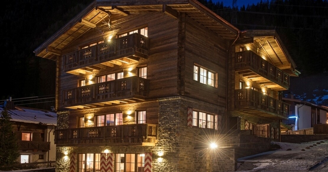 chalet eden rock supertravel - Exterior at night