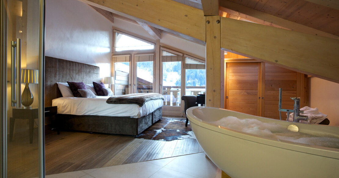 Chalet Bouquetin Morzine - bedroom and bathroom