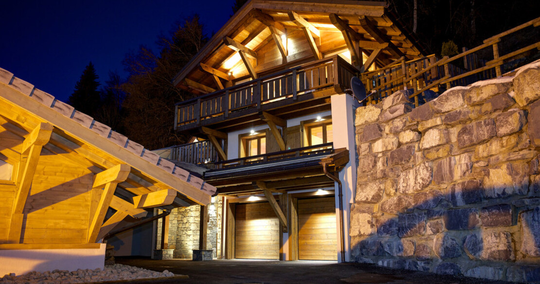 Chalet Bouquetin Morzine - at night