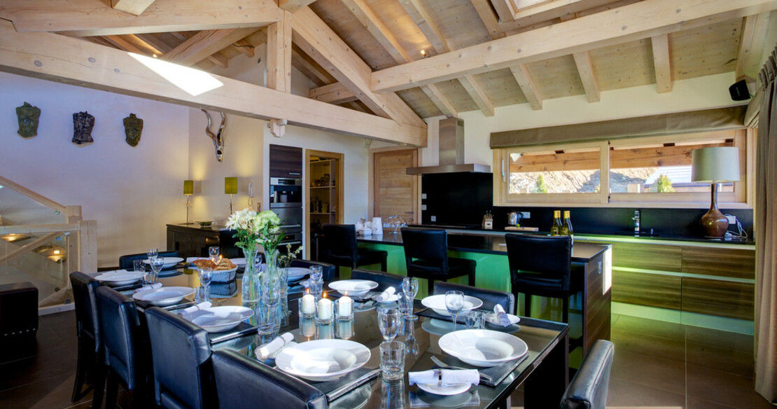 Chalet Bouquetin Morzine - dining table
