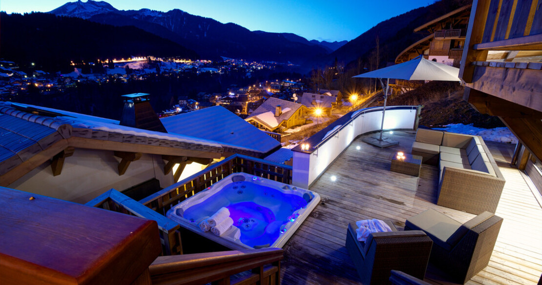 Chalet Bouquetin Morzine - terrace and view