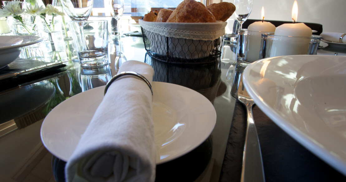 Chalet Bouquetin Morzine - dining table laid for breakfast