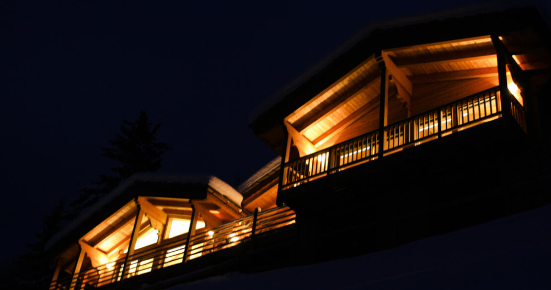 Chalet Auriane Tzoumaz - exterior of the chalet at night