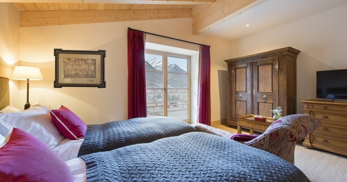 Chalet Griffin St Anton - red bedroom