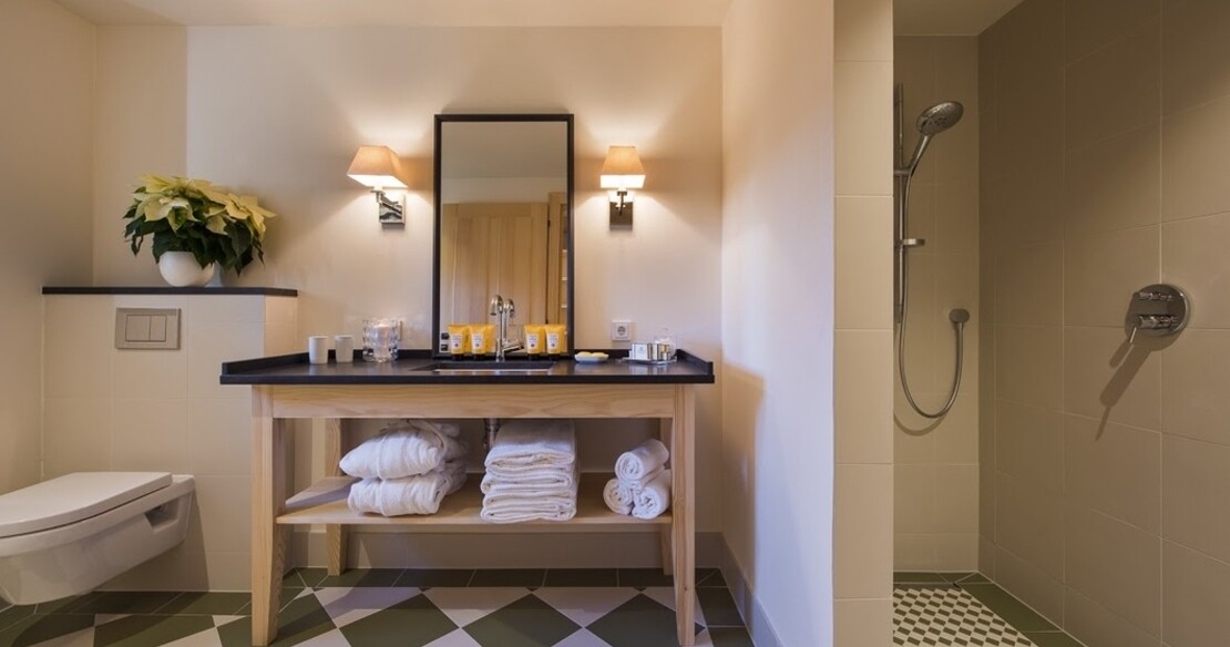 Chalet Griffin St Anton - green bathroom