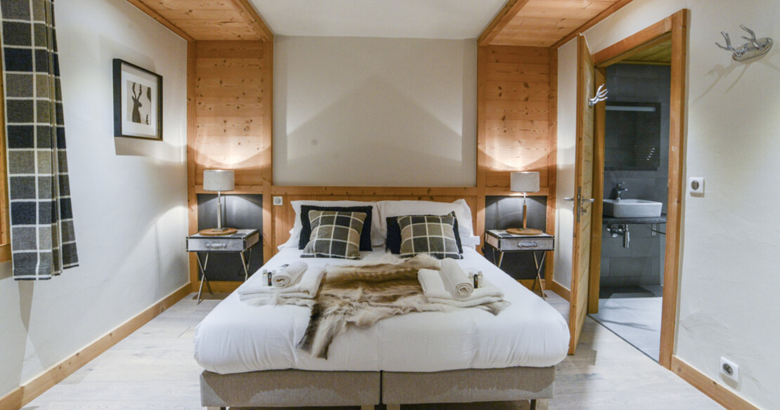 Chalet Les Pierrys in Morzine a double bedroom