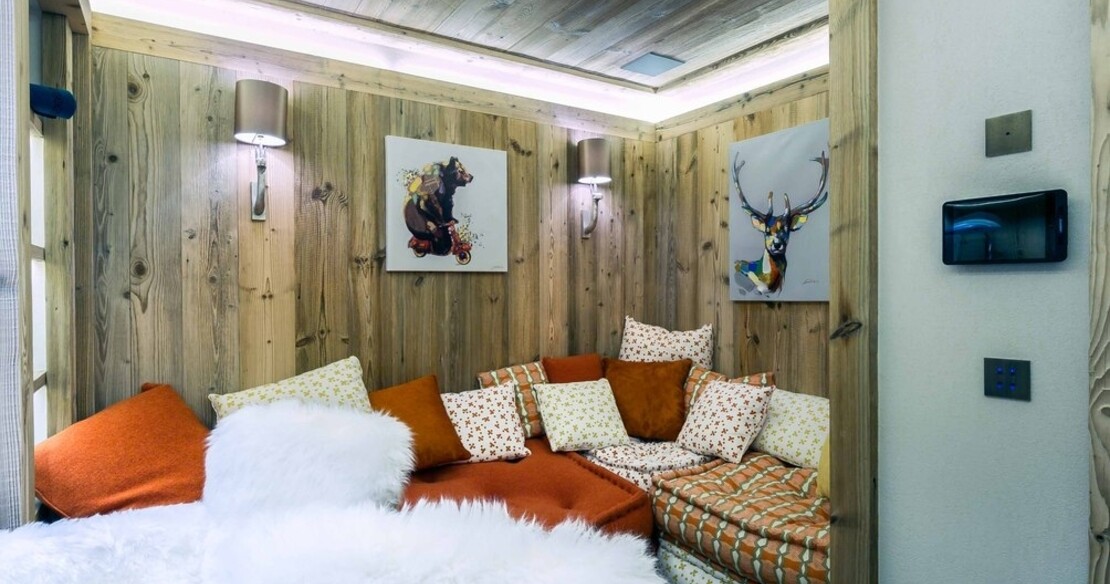 Chalet Cryst'Aile, Courchevel 1850, snug sofas