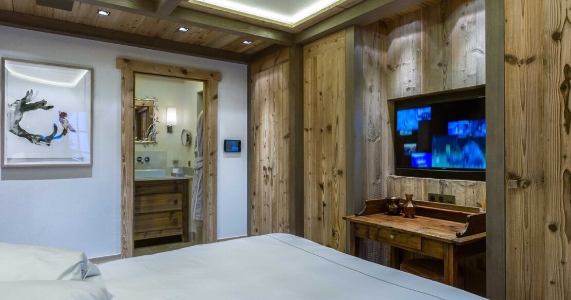 Chalet Nanuq, Courchevel 1850, small double bedroom