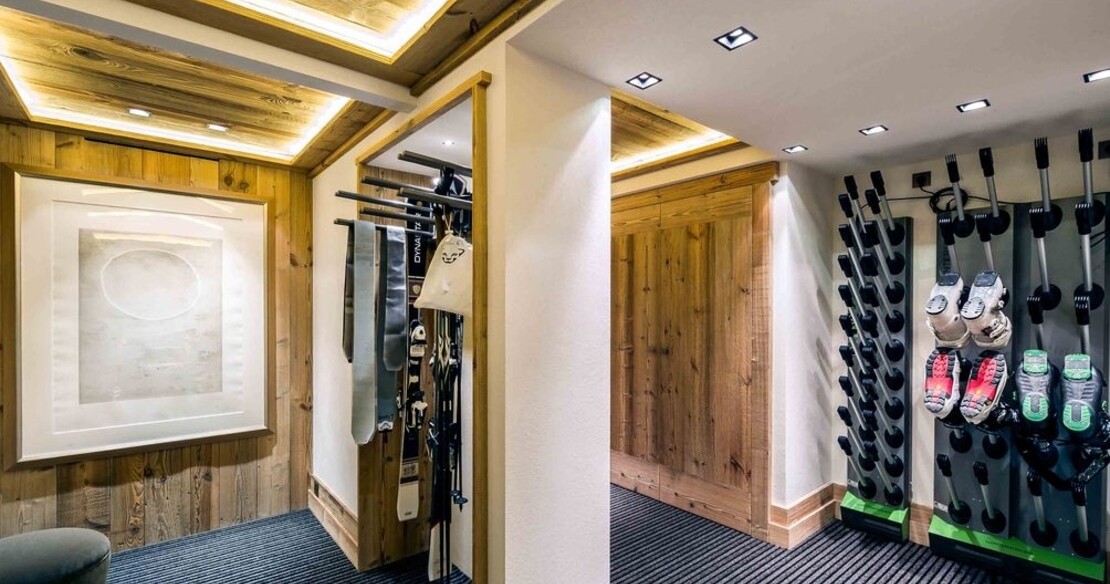 Chalet Cryst'Aile, Courchevel 1850, ski and boot room