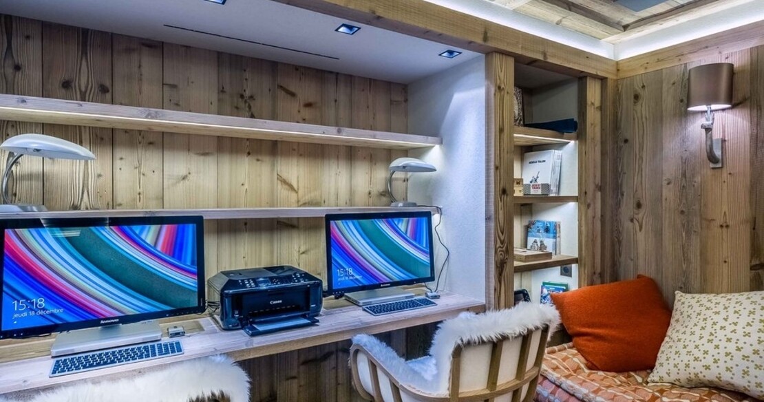Chalet Cryst'Aile, Courchevel 1850, office and computer