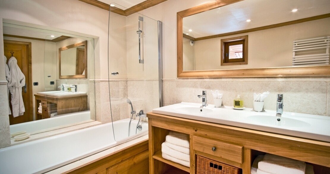 Chalet Bellevue, Meribel, bathroom
