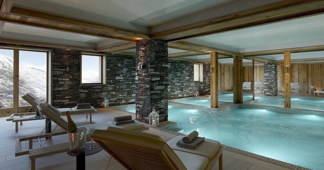 Chalet Pure White Crystal - pool